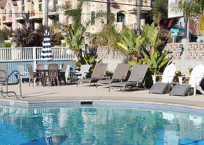 Edgewater Beach Inn & Suites